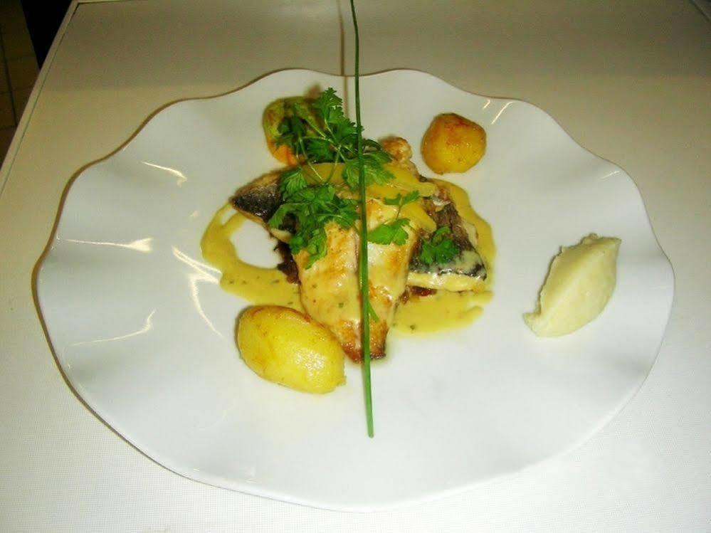 Logis Hotel Restaurant De La Poste Pontgibaud Dış mekan fotoğraf