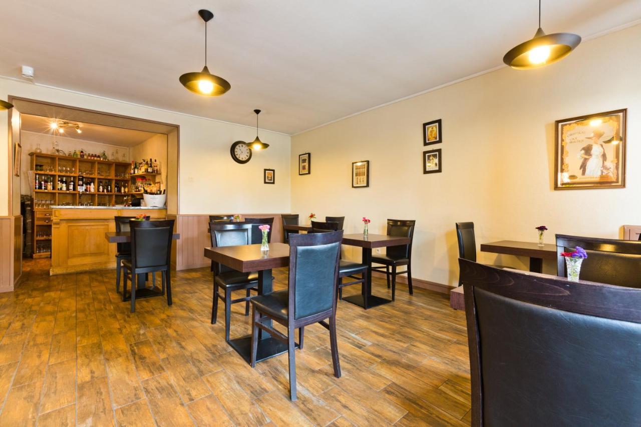 Logis Hotel Restaurant De La Poste Pontgibaud Dış mekan fotoğraf